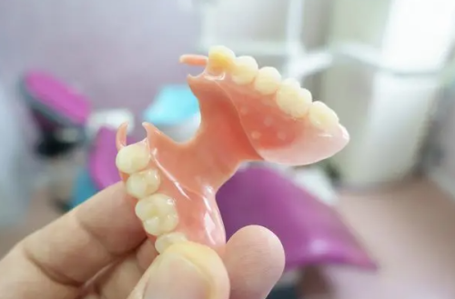 二、认准有效成分，精细挑选美白去黄牙膏