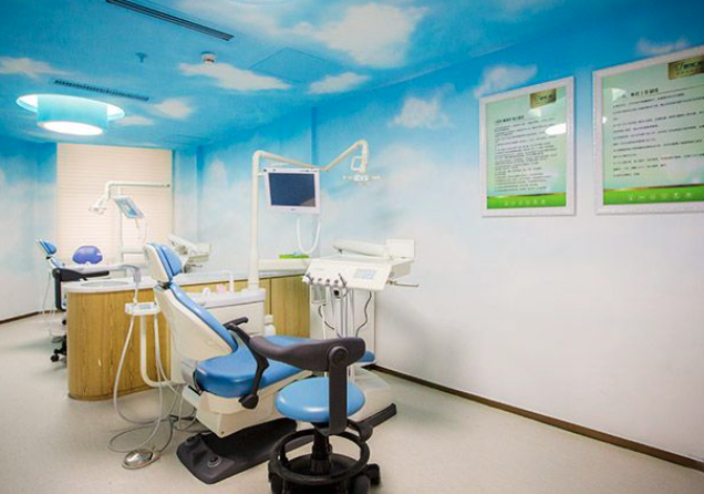 二、福州登特口腔医院（鼓楼东街口店）王文曾医生：深耕种植领域的贴心骨干医生