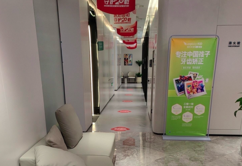 二、张强仪医师领衔:进口西诺德超薄瓷贴面的核心优势