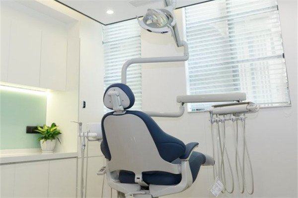 三、半口纯钛活动假牙:适配中老年的优质修复选择